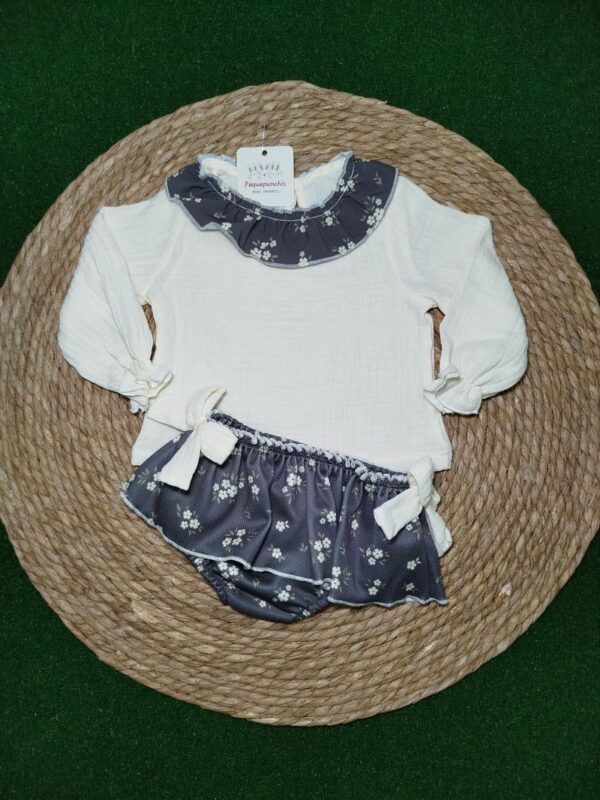 Conjunto niña camisa bambula y cubrepañal gris flores