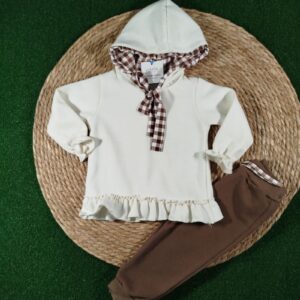 Chandal beige mod. vichy chocolate con capucha y volante