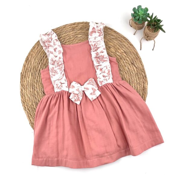 Vestido rosa empolvado volantes blancos flores